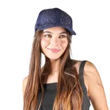 Gorra de béisbol azul con apliques brillantes.