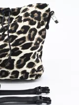 Bandolera tipo bucket con estampado animal print de leopardo en tonos beige y marrón. Tiene cierre con cordón ajustable y correa de hombro extraíble.