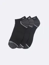 Pack de tres pares de medias Calvin Klein de corte bajo, color negro con detalles en gris y logo "CK" en el tobillo.