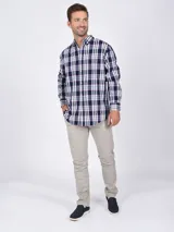Pantalón chino gris claro de corte slim fit, con bolsillos laterales y traseros.