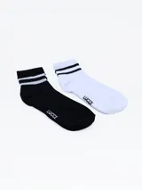 Pack de dos pares de medias deportivas cortas, una blanca y otra negra, ambas con tres rayas horizontales en el borde superior y logo de la marca en el lateral.