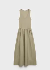 Vestido midi color verde oliva, de corte evasé, con tirantes anchos y escote cuadrado.