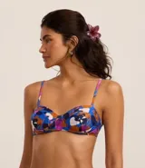 Top de bikini con estampado floral, corte media taza, con aro y breteles ajustables.