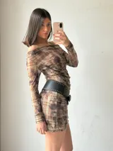 Vestido corto marrón con estampado abstracto, escote off-shoulder y mangas largas.