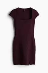 Vestido corto color borgoña, de punto pesado, corte ajustado, escote cuadrado, mangas japonesas y abertura lateral en el ruedo.