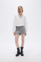 Short gris de vestir con bolsillos laterales y traseros.