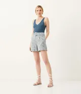 Bermuda de lino con estampado floral, tiro alto y cinturón de tela con hebilla forrada.