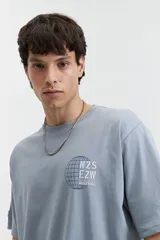 Remera celeste de manga corta con estampado de mapa en la espalda.