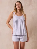 Conjunto de pijama estampado, compuesto por musculosa con escote redondo con puntilla y short con cintura elastizada.