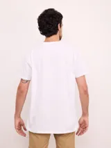 Remera blanca de manga corta con cuello redondo y un pequeño logo estampado en el pecho.