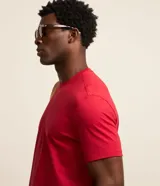 Remera de hombre color verde grisáceo, de manga corta y cuello redondo, confeccionada en algodón peruano.