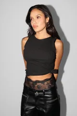 Musculosa negra de morley de algodón al cuerpo, sin mangas y escote deportivo con terminaciones en collareta.