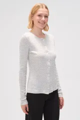 Cárdigan blanco a rayas horizontales azules, con cuello redondo, abotonado al frente y de manga larga.