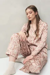 Pantalón de pijama color rosado con estampado floral en blanco, de fit relajado, cintura elastizada y calce fluido.