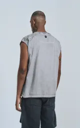 Remera manga corta gris con recortes en delantero y mangas con proceso efecto gastado confeccionada en textil premium 100% algodón calce oversize.