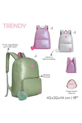 Mochila acolchada color plateado brillante con correas ajustables y detalles en rosa. Presenta un bolsillo frontal con cierre y un dije de pompón blanco colgante. El logo 'TRDY' está impreso en la parte inferior frontal.