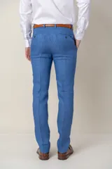 Pantalón de vestir de lino color beige, corte slim fit, con bolsillos laterales y traseros.