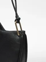 Bolso tipo hobo de color negro con textura grano, confeccionado en poliéster con recubrimiento. Presenta un asa de hombro tubular con pieza metálica dorada y cierre magnético. Incluye un bolsillo interior con cierre de cremallera.