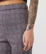 Pantalón legging de media malla con estampado de cuadrillé, cintura media y elástico.