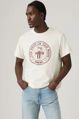 Remera color crema de corte recto y mangas cortas. Estampado en el frente con logo de Levi's, imagen de un jinete y texto "The Best in the West Since 1873".