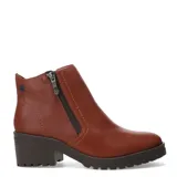 Bota de cuero color marrón con cierre lateral, taco cuadrado y suela track.