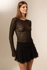 Top cropped negro de encaje con mangas largas y cuello redondo.