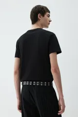 Remera negra de corte ajustado, con cuello redondo ribeteado y bajo recto. Confeccionada con tejido funcional COOLMAX®, una fibra exclusiva de poliéster de secado rápido que elimina la humedad y regula la temperatura corporal.