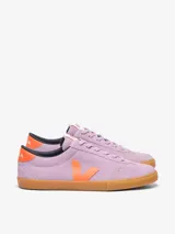 Zapatillas bajas de gamuza color lila con logo lateral en color naranja y suela de goma color caramelo.