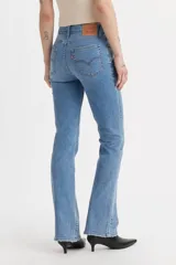 Pantalón de jean celeste de tiro alto con corte bootcut. El diseño presenta roturas sutiles en la rodilla y en el muslo.