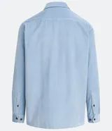 Camisa color beige de algodón texturizado con cuello inglés, botones delanteros, mangas largas y bolsillos delanteros con botón.
