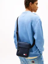 Bandolera Tommy Jeans color azul marino, con logo de la marca estampado en el frente.