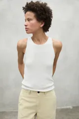 Musculosa blanca de tejido de punto, confeccionada con 70% TENCEL Lyocell y 30% algodón orgánico.