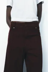 Pantalón de jean azul oscuro, de tiro alto y corte wide leg.