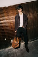 Blazer de hombre color marrón oscuro, con solapas de muesca y botones frontales.