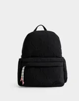 Mochila negra acolchada de tela deportiva con bolsillo frontal con cierre y tirador de goma, correas regulables, manija superior, cierre superior, bolsillos laterales y etiqueta de metal.