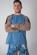 Buzo unisex en tonos azul y marrón, de corte cómodo, ideal para entrenar o uso diario, sin felpa.