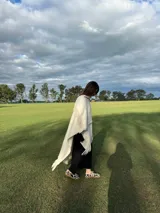 Zapatillas bajas con estampado animal print de vaca en blanco y negro, con cordones marrones y suela color caramelo.