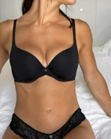 Soutien negro de lycra con aro y copa con forma, marca Montelle. Breteles fijos con largo regulable.