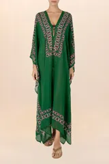 Kaftán largo verde oscuro con patrón geométrico en rosa y blanco, semi-traslúcido, con mangas amplias y escote en V con aplique central.