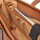 Cartera tote grande color habano, confeccionada en material símil cuero (PU) con textura granulada. Presenta asas largas fijas y herrajes metálicos color níquel. Posee un bolsillo exterior frontal con cierre y un bolsillo interior con cierre.