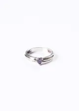 Anillo de plata 925 con cintillo doble y dije de corazón con piedra violeta.