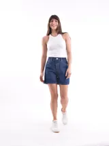 Short de jean negro de tiro alto, con corte holgado y largo por encima de la rodilla.