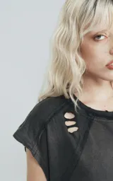 Remera negra sin mangas con efecto degradado y roturas en los hombros, de corte oversize.