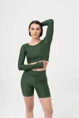 Calza larga de lycra negra, tiro alto, con cintura ancha y corte ajustado.
