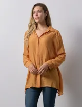 Camisa larga de rayón marca Robert Louis, con estampado a rayas verticales en tonos coral y blanco. Tiene cuello con solapa, abertura central con botones, mangas largas regulables con presilla y botón, y tajos laterales.