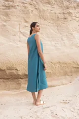 Vestido midi color camel, sin mangas y de corte recto.