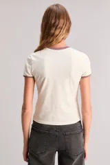 Remera negra de algodón con calce slim, escote redondo y mangas cortas con ribete blanco en cuello y mangas. Estampado frontal con el logo de los Rolling Stones y la leyenda "World Tour 1981".