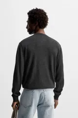 Jersey negro de lana y cashmere, de corte regular, cuello redondo y manga larga.