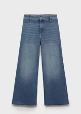 Pantalón de jean azul de corte culotte, tiro alto, con cierre de cremallera y botón, bolsillos traseros, bajo deshilachado y tejido elástico.