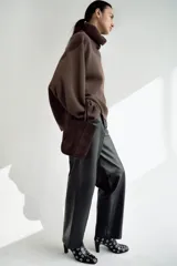Sweater marrón de lana con cuello alto, corte oversize y mangas largas.